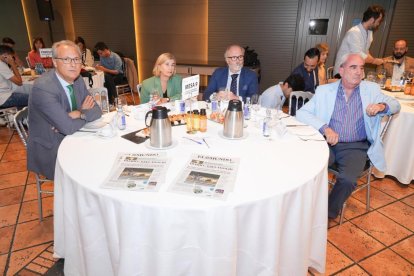 José Aurelio Alonso Revuelta (Director Financiero de RTVCyL); Beatriz Diéguez Orihuelo (Relaciones Instituciones de ASPAYM Castilla y León);  Agustín Tapa Gancedo (Dirección de área Grandes Cuentas de Mutua Universal); Jesús Eliz Cantalapiedra (Presidente del Colegio de Aparejadores y Arquitectos). Club de Prensa El Mundo – Diario de Castilla y León ‘Desafíos de la ciberseguridad en la pequeña y mediana empresa’. -J.M. LOSTAU
