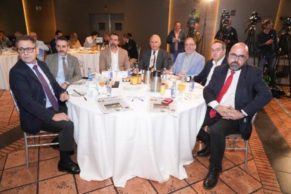 Francisco Javier Carrera Noriega (Procurador de Vox por Valladolid en las Cortes de Castilla y León); David Hierro Santos (Procurador de Vox en las Cortes de Castilla y León por Palencia); Alejandro Santos Sáez (Director de APD en Castilla y León); Fernando Pérez (Vicepresidente de AETICAL); Julio César Miguel (Presidente de AETICAL); Emilio del Prado; Máximo López (Director General Transpalencia de la Junta de Castilla y León). Club de Prensa El Mundo – Diario de Castilla y León ‘Desafíos de la ciberseguridad en la pequeña y mediana empresa’. -J.M. LOSTAU