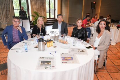 Alberto Bores (Secretario Ejecutivo del Consejo Evangélico de Castilla y León); Ana Remis (Departamento Comercial de El Mundo – Diario de Castilla y León); Miguel García Alonso; Reyes Alonso (Departamento Comercial de Castilla y León EsRadio); Sara Gil (Departamento Comercial de El Mundo – Diario de Castilla y León). Club de Prensa El Mundo – Diario de Castilla y León ‘Desafíos de la ciberseguridad en la pequeña y mediana empresa’. -J.M. LOSTAU