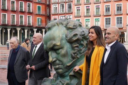 Estatua de los Goya en la plaza Mayor de Valladolid con el alcalde de Valladolid, Jesús Julio Carnero; presidente de la Academia de Cine, el director Fernando Méndez-Leite; el vicepresidente, Rafael Portela, y la concejala de Turismo y Marca Ciudad, Blanca Jiménez. -ICAL