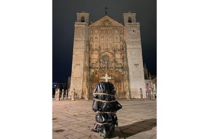 Estatuilla de Goya en la plaza San Pablo de Valladolid antes de ser descubierta. -VAPROYECTA