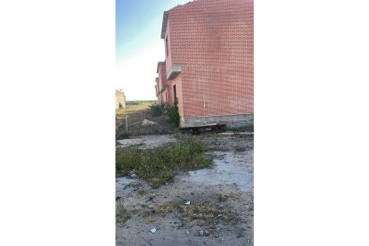 Chalets abandonados en Matapozuelos (Valladolid).- E. M.