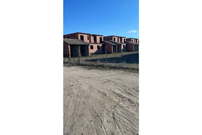 Chalets abandonados en Matapozuelos (Valladolid).- E. M.