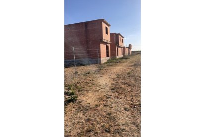 Chalets abandonados en Matapozuelos (Valladolid).- E. M.