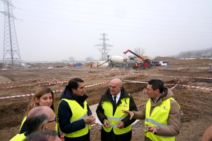 Jesús Julio Carnero y Juan Carlos Suárez-Quiñones visitan las obras de la red de calor de Valladolid.-ICAL