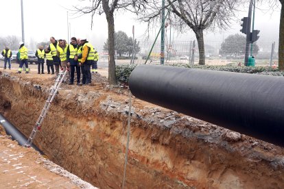 Jesús Julio Carnero y Juan Carlos Suárez-Quiñones visitan las obras de la red de calor de Valladolid.-ICAL