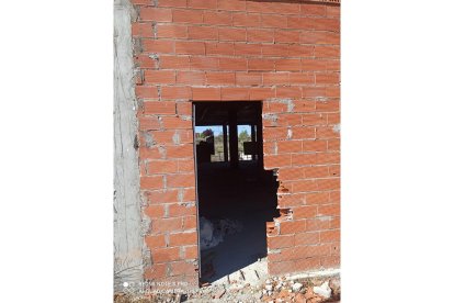 Edificio en construcción abandonado en Arroyo de la Encomienda (Valladolid).- E. M.