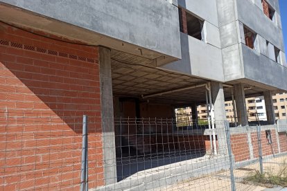 Edificio en construcción abandonado en Arroyo de la Encomienda (Valladolid).- E. M.