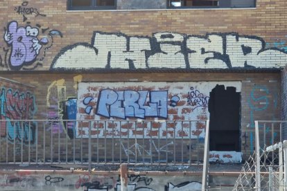 Chalets abandonados y vandalizados en Arroyo de la Encomienda (Valladolid).- PHOTOGENIC