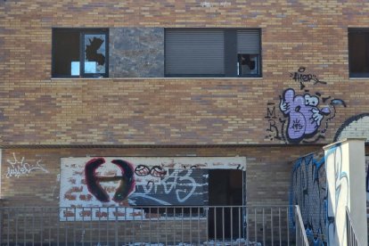 Chalets abandonados y vandalizados en Arroyo de la Encomienda (Valladolid).- PHOTOGENIC