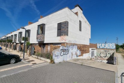 Chalets abandonados y vandalizados en Arroyo de la Encomienda (Valladolid).- PHOTOGENIC