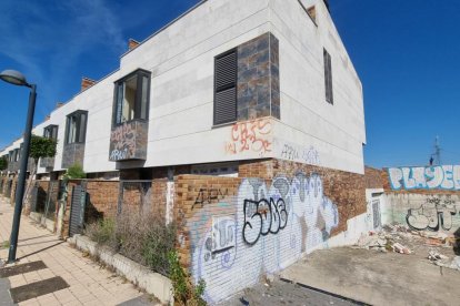 Chalets abandonados y vandalizados en Arroyo de la Encomienda (Valladolid).- PHOTOGENIC