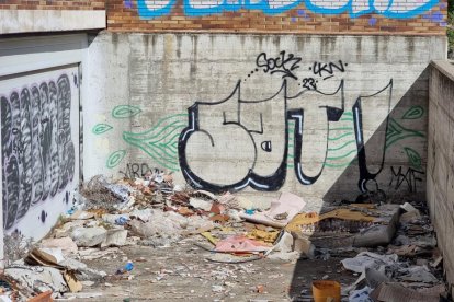 Chalets abandonados y vandalizados en Arroyo de la Encomienda (Valladolid).- PHOTOGENIC