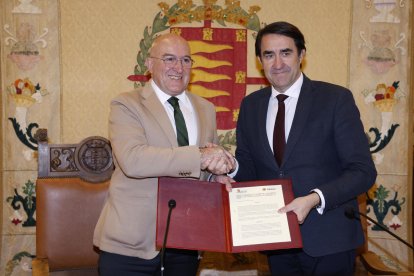 El consejero de Medio Ambiente, Vivienda y Ordenación del Territorio, Juan Carlos Suárez-Qui?ones, firma el protocolo de la Red de Calor con el alcalde de Valladolid, Jesús Julio Carnero.-ICAL