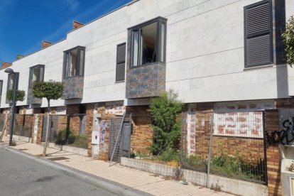 Chalets abandonados y vandalizados en Arroyo de la Encomienda (Valladolid).- PHOTOGENIC