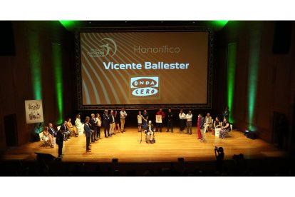 Onda Cero Valladolid reconoce al periodista Vicente Ballester con su Premio Especial Honorífico. ICAL