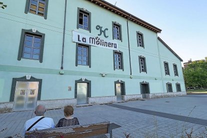 Dos personas observan el centro social La Molinera, en una imagen de archivo