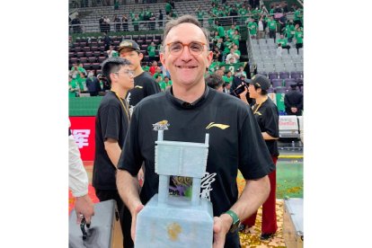 Hugo López posa con el trofeo de la CBA China. / EL MUNDO