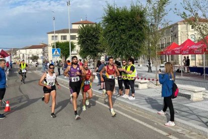 Carabias, a la derecha, en una de las primeras vueltas al recorrido. / RUNVASPORT