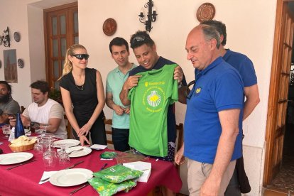 Ronaldo hace parada en Medina de Rioseco en su recorrido en el Camino de Santiago. / E. M.