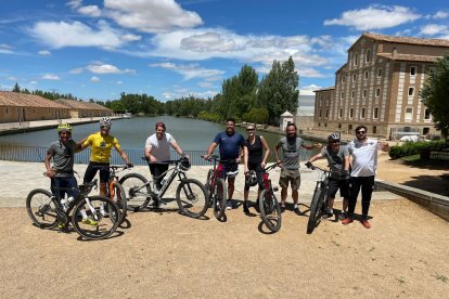 Ronaldo con el resto de acompañantes hacen parada en el Canal de Castilla de Medina de Rioseco. / ZERTIOR