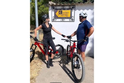 Ronaldo junto a su pareja Celina Locks en el Camino. / INSTAGRAM