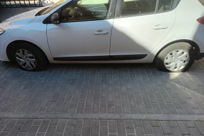 Vehículo con las ruedas pinchadas en Alaejos. -E.M.