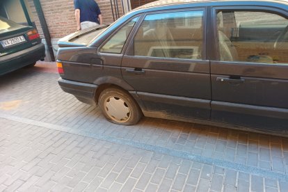Vehículo con las ruedas pinchadas en Alaejos. -E.M.