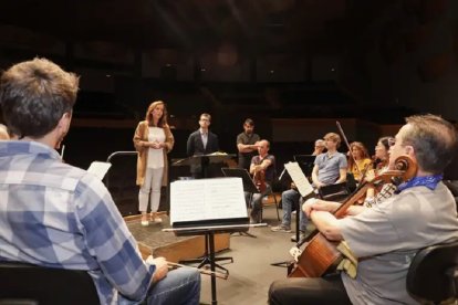 La alcaldesa informando hoy a los músicos