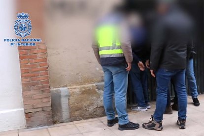 Despliegue policial en Miranda de Ebro en Burgos por las cartas bomba que salieron de Burgos y pasaron por Valladolid.-ICAL