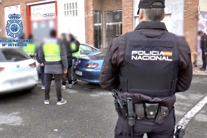 Despliegue policial en Miranda de Ebro en Burgos por las cartas bomba que salieron de Burgos y pasaron por Valladolid.-ICAL