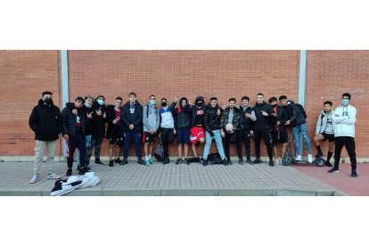 Los jóvenes adolescentes que participan como monitores en el proyecto PajarillosQuedaDeporte de integración sociolaboral en el barrio de Pajarillos. / EL MUNDO