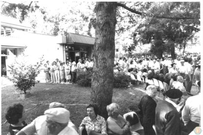 Ancianos en el jardín de la residencia de Las Delicias en 1985.- ARCHIVO MUNICIPAL DE VALLADOLID