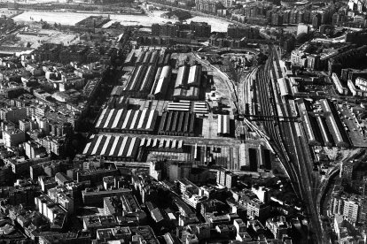 Vista aérea de los talleres de Renfe en Las Delicias en 1996.- J. M. LOSTAU