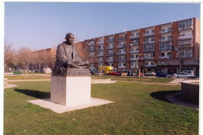 Escultura de Ghandi en el Parque de la Paz en Las Delicias.- ARCHIVO MUNICIPAL DE VALLADOLID