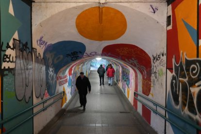 Barrio de Las Delicias, paso de peatones bajo la vía que une Avenida de Segovia con Labradores.- J. M. LOSTAU