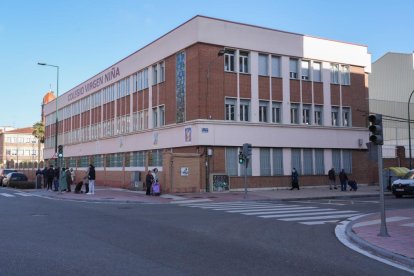 Colegio Virgen Niña en la Avenida de Segovia de Las Delicias.- J. M. LOSTAU