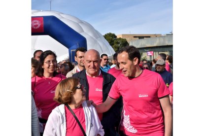 Carnero e Íscar saludan a Ángeles García en la salida de la Marcha.- E. M.