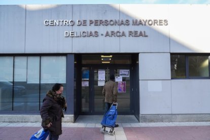 Barrio de Las Delicias, Centro de Personas Mayores en la calle Arca Real.- J. M. LOSTAU