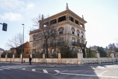Barrio de Las Delicias, edificio militar en el Paseo Arco de Ladrillo.- J. M. LOSTAU