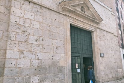 Fieles acuden a la Iglesia de San Pedro Apóstol. E.M.