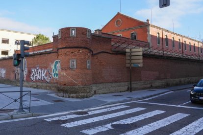 Barrio de Las Delicias, antiguo edificio militar entre el Paseo Arco de Ladrillo y calle de la Transición.- J. M. LOSTAU
