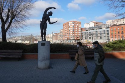 Barrio de Las Delicias, escultura Danzando para la Luna en la Avenida de Segovia.- J. M. LOSTAU