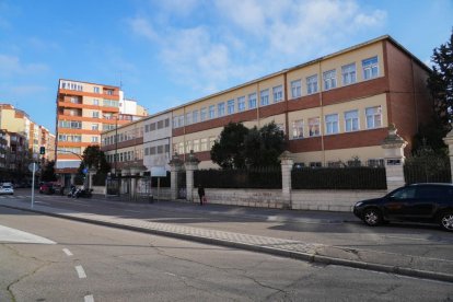 Barrio de Las Delicias, Colegio Nuestra Señora del Carmen frente a Plaza del Carmen.- J. M. LOSTAU