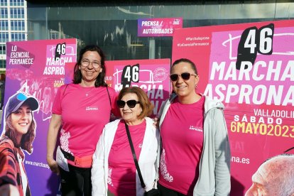 La delegada del Gobierno y la subdelegada, Virginia Barcones y Alicia Villar, junto a la presidenta de la asociación, Ángeles García.- ICAL