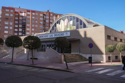 Barrio de Las Delicias, Mercado Las Delicias en el Paseo de San Vicente.- J. M. LOSTAU