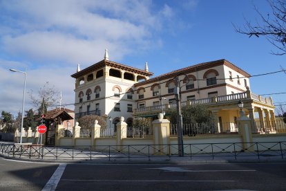 Barrio de Las Delicias, edificio militar en el Paseo Arco de Ladrillo.- J. M. LOSTAU