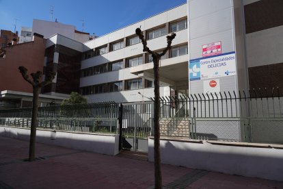 Barrio de Las Delicias, Centro de Especialidades en la calle Trabajo.- J. M. LOSTAU