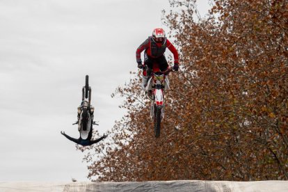 Exhibición tras el Desfile de Banderas de Pingüinos 2024. -PHOTOGENIC