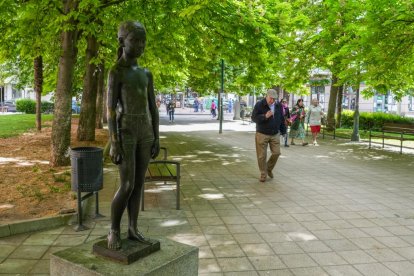Escultura de la niña María Pía en la plaza de San Juan en el Barrio de San Juan. -J.M. LOSTAU